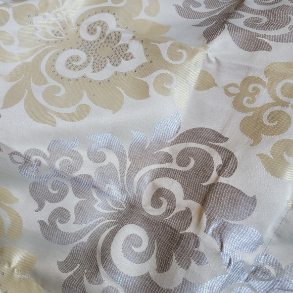 EUC-Queen Bedding Set with sheets, bedskirt, pillowcases - Picture 2 of 2